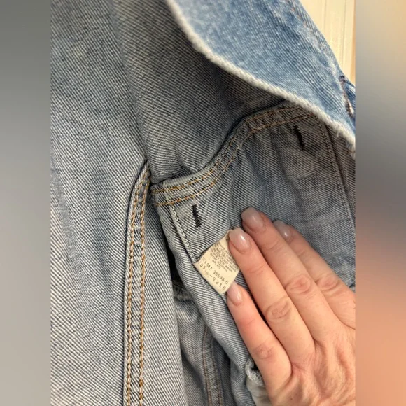 Levi's Size 42 Vintage Cropped Jean Jacket with Pink Painted Stars - Picture 11 of 12